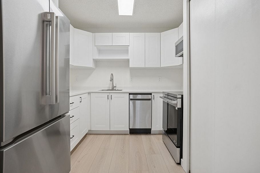 3 3250 W 4th Avenue Vancouver, BC - 3