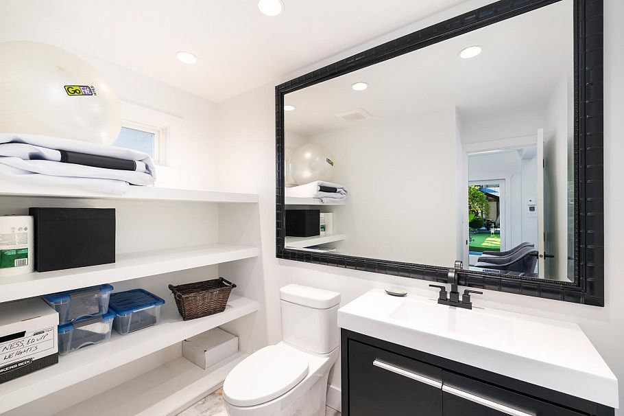 1018 W 19th Street North Vancouver, BC - 33