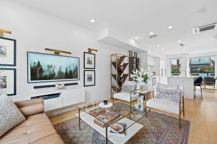 207 649 E 3 Street North Vancouver, BC - 2