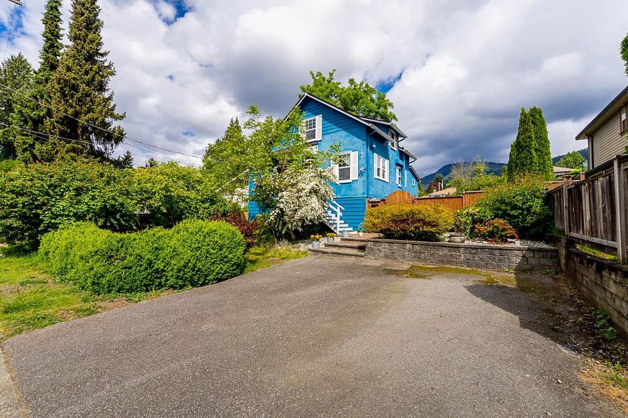 264 W Queens Road North Vancouver, BC - 36