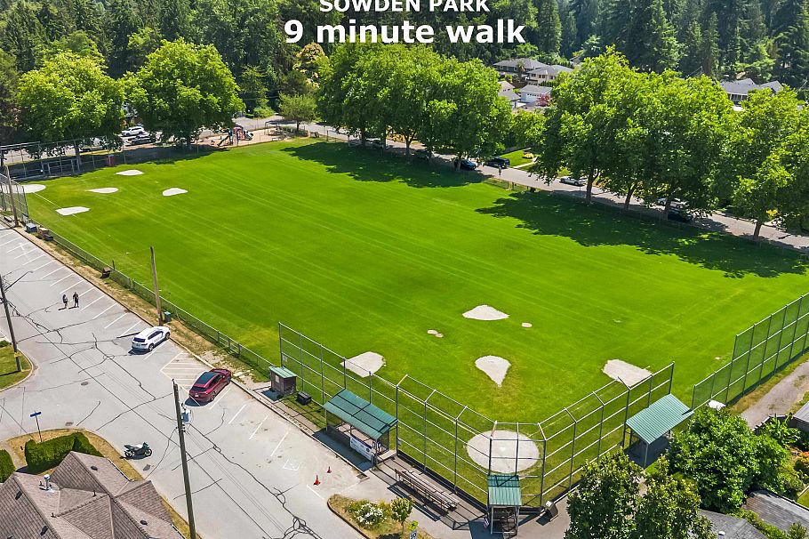 1116 W 20th Street North Vancouver, BC - 36