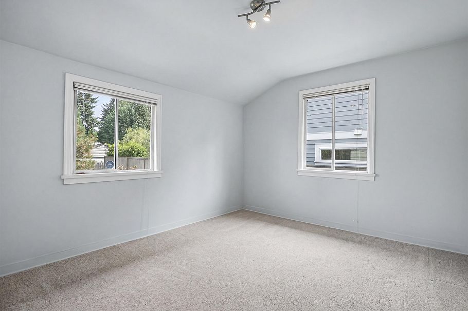 1116 W 20th Street North Vancouver, BC - 23