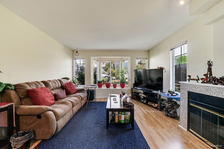 215 W 18th Street North Vancouver, BC - 3