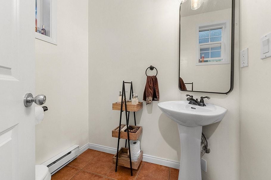 1263 W 16th Street North Vancouver, BC - 22