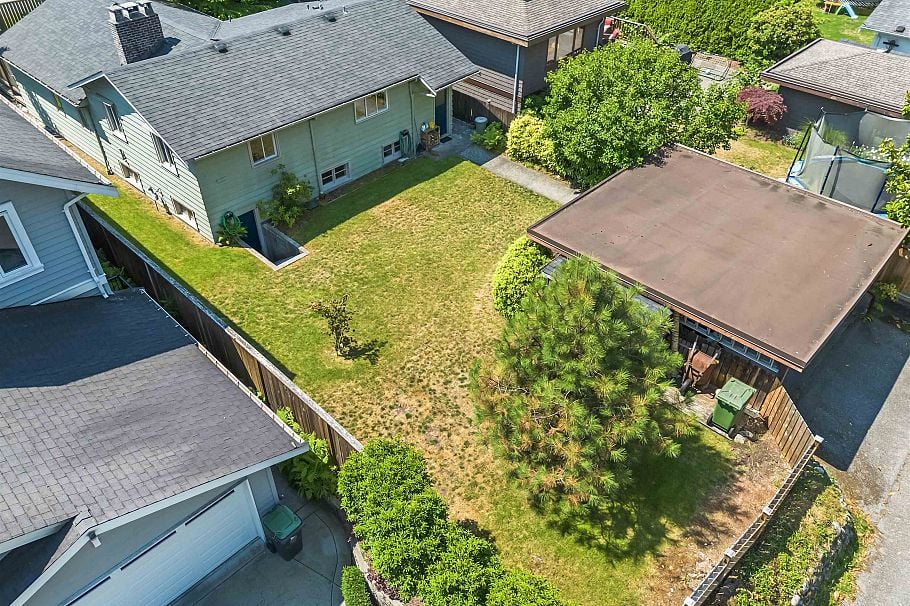 1116 W 20th Street North Vancouver, BC - 32