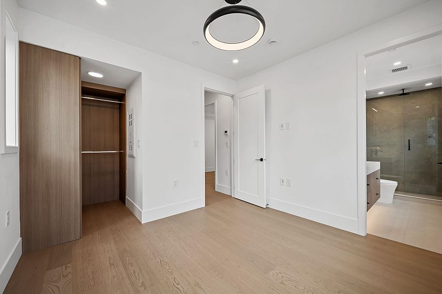 2- 2547 E 2nd Avenue Vancouver, BC - 27
