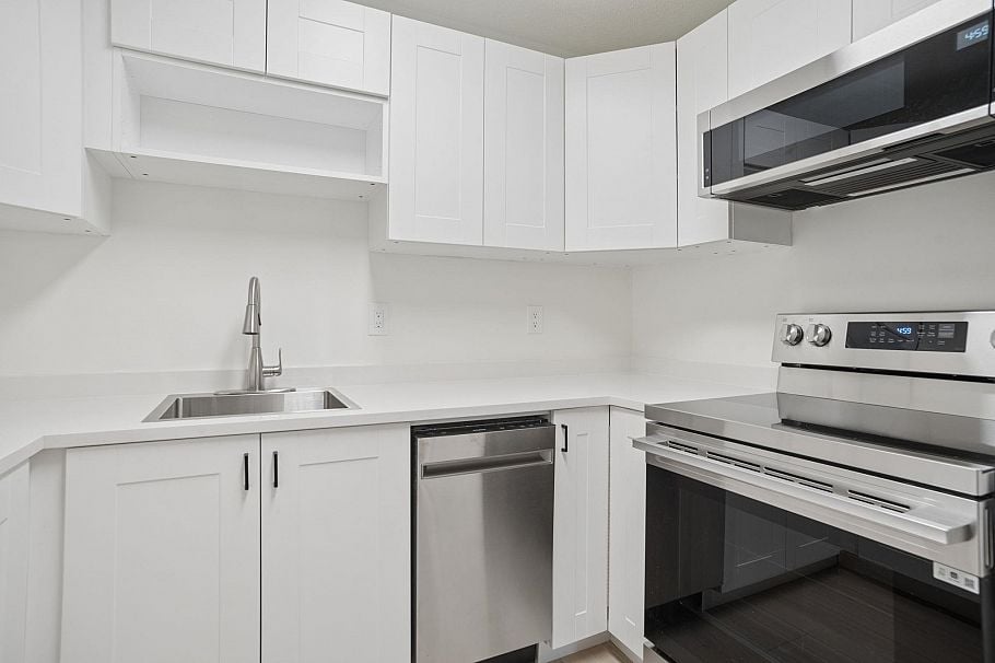 3 3250 W 4th Avenue Vancouver, BC - 2