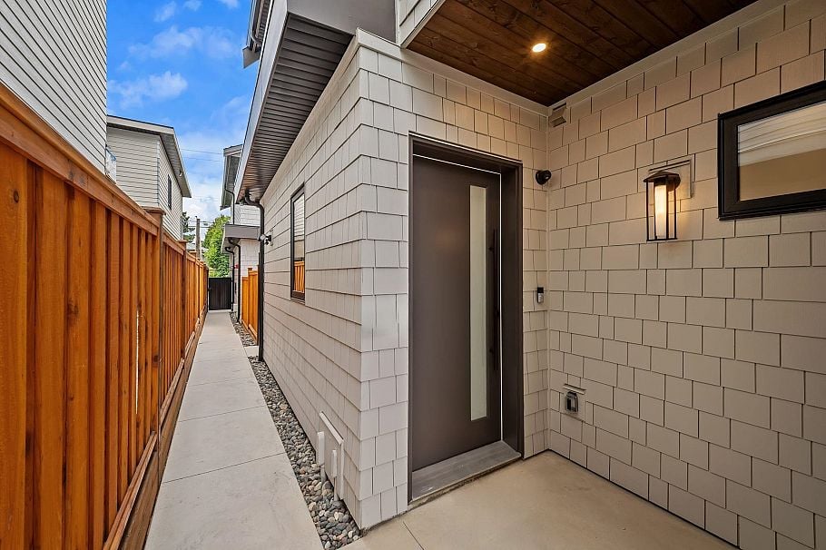 2- 2547 E 2nd Avenue Vancouver, BC - 1
