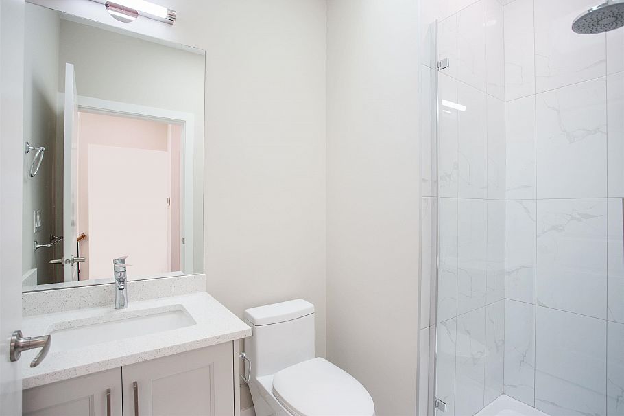 2028 E 42nd Avenue Vancouver, BC - 17