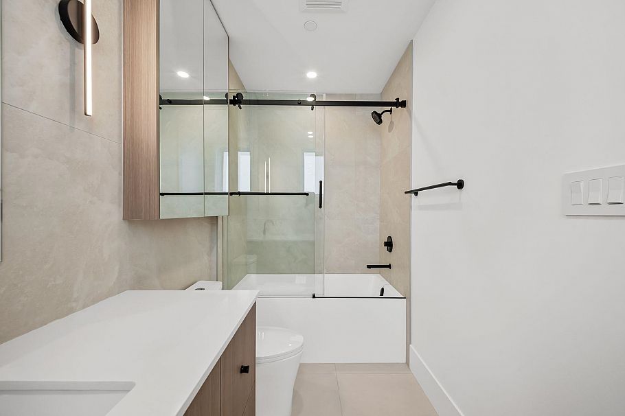 2- 2547 E 2nd Avenue Vancouver, BC - 25