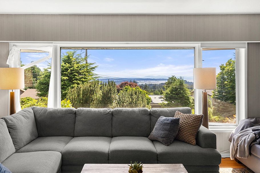 674 Blueridge Avenue North Vancouver, BC - 2