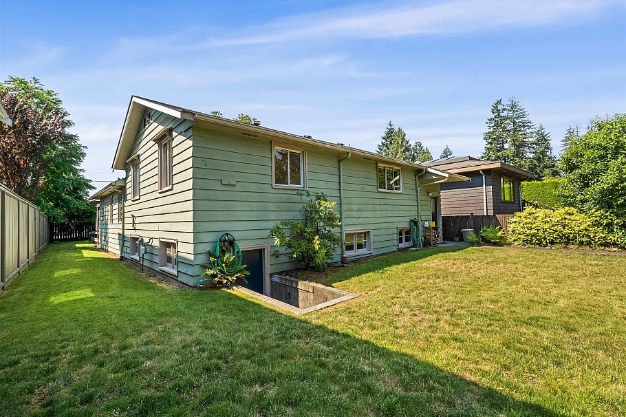 1116 W 20th Street North Vancouver, BC - 27