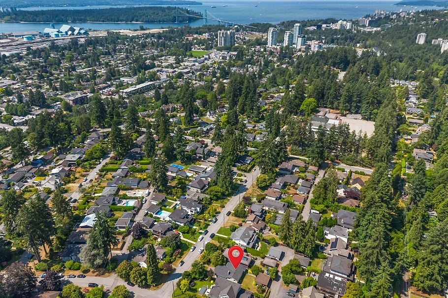 1116 W 20th Street North Vancouver, BC - 34