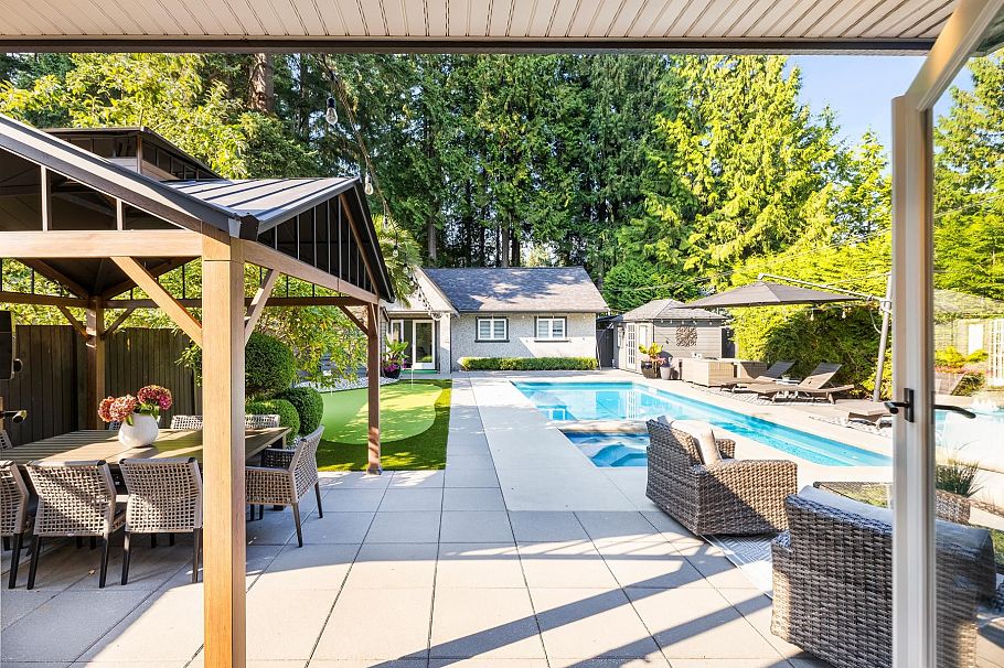 1018 W 19th Street North Vancouver, BC - 28