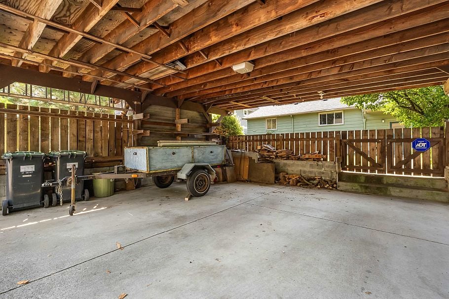 1116 W 20th Street North Vancouver, BC - 31