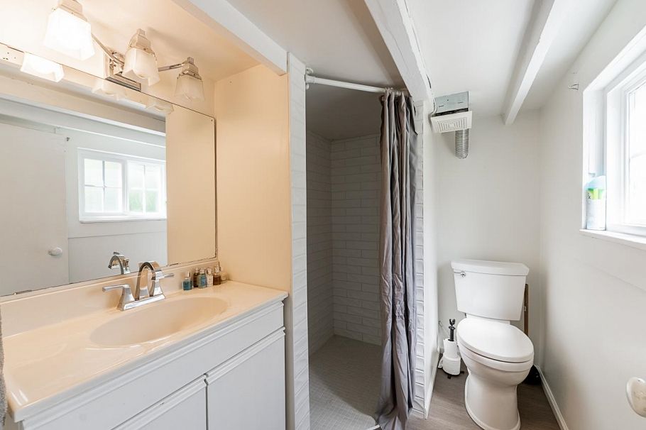 264 W Queens Road North Vancouver, BC - 25