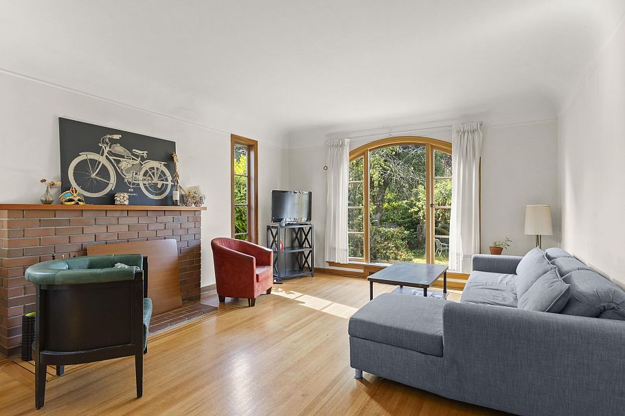 4691 W 5th Avenue Vancouver, BC - 8
