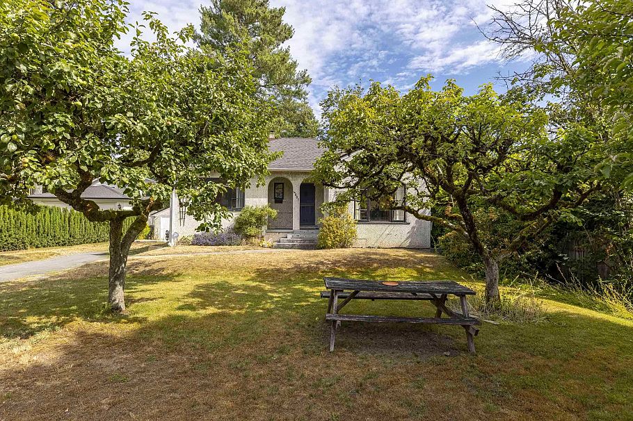 4691 W 5th Avenue Vancouver, BC - 5