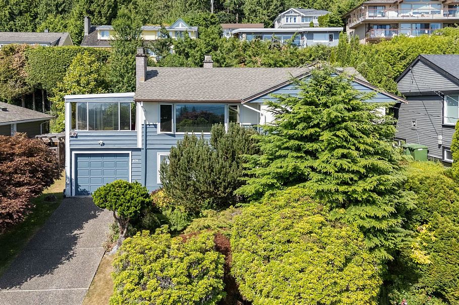 674 Blueridge Avenue North Vancouver, BC - 3