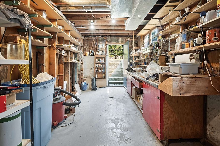 1116 W 20th Street North Vancouver, BC - 26