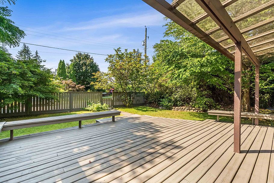 1116 W 20th Street North Vancouver, BC - 2