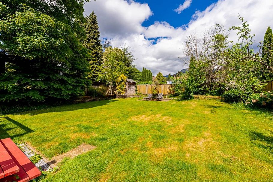 264 W Queens Road North Vancouver, BC - 31
