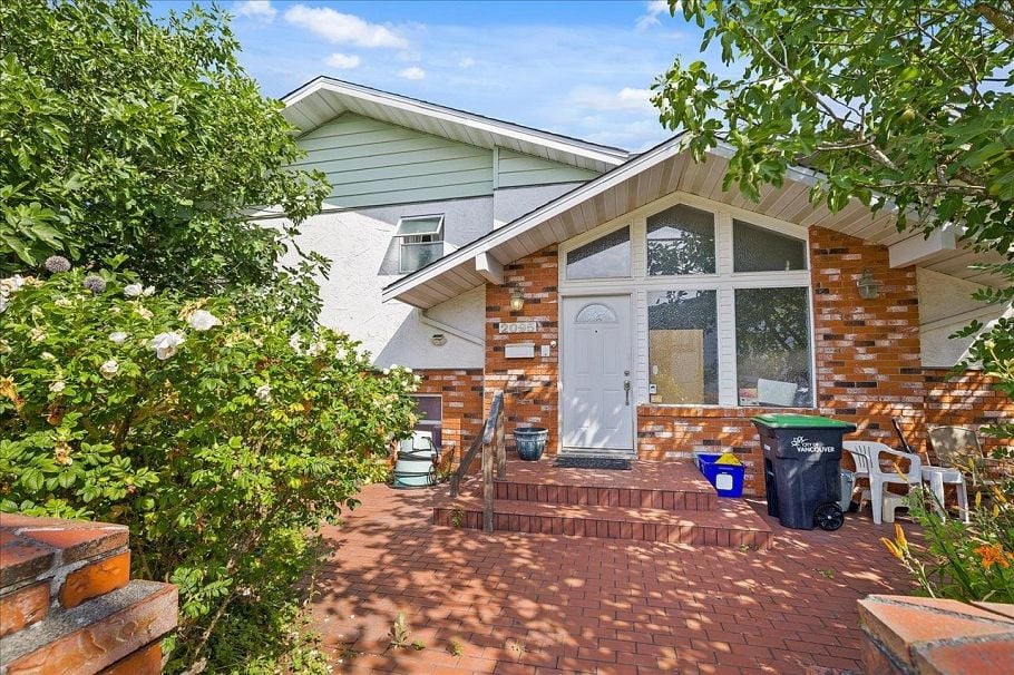 2095 E 31st Avenue Vancouver, BC - 3