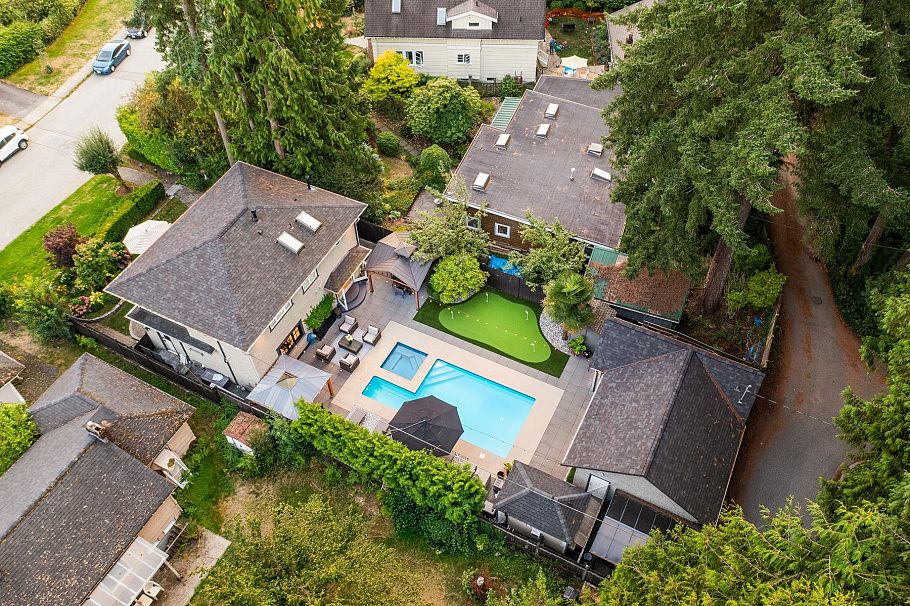 1018 W 19th Street North Vancouver, BC - 2