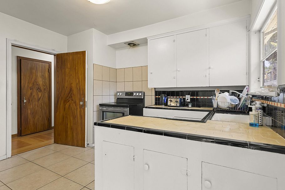 4691 W 5th Avenue Vancouver, BC - 15