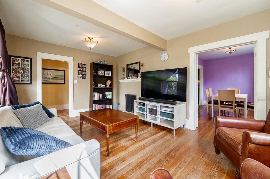 264 W Queens Road North Vancouver, BC - 1