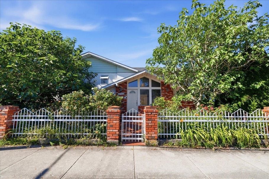 2095 E 31st Avenue Vancouver, BC - 4