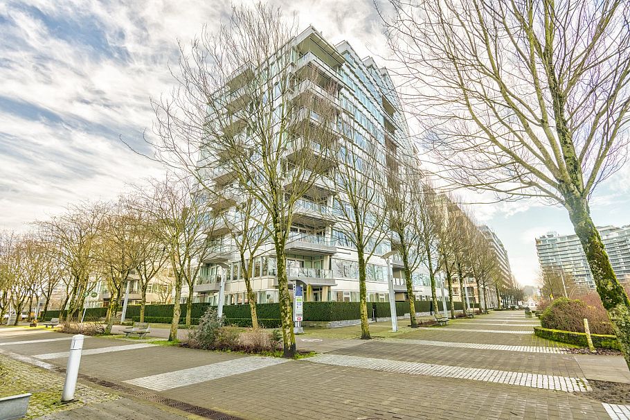504 181 Athletes Way Vancouver, BC - 39