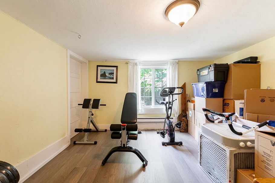264 W Queens Road North Vancouver, BC - 27