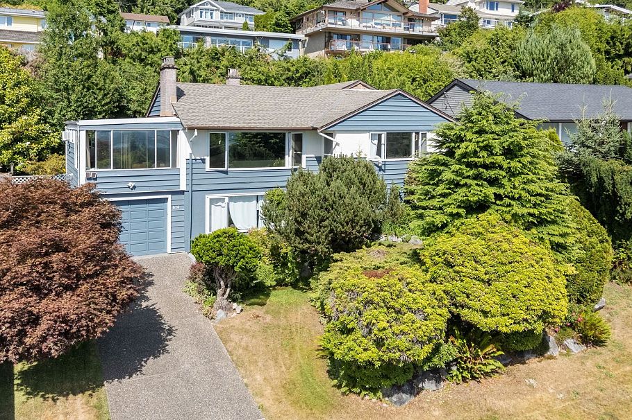 674 Blueridge Avenue North Vancouver, BC - 1