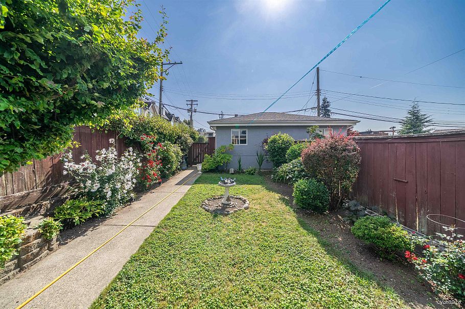 215 W 18th Street North Vancouver, BC - 20