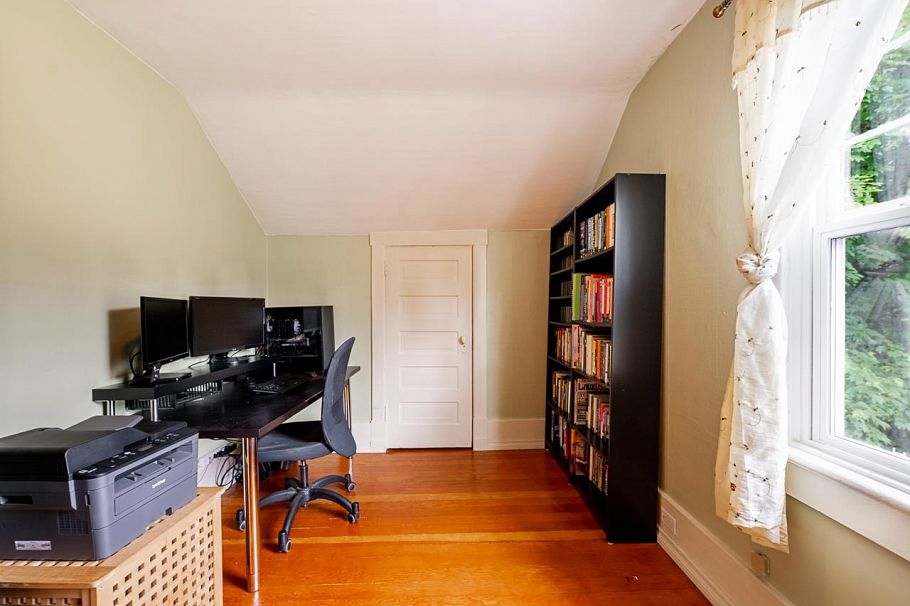 264 W Queens Road North Vancouver, BC - 18