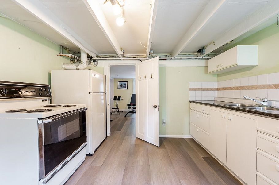 264 W Queens Road North Vancouver, BC - 23