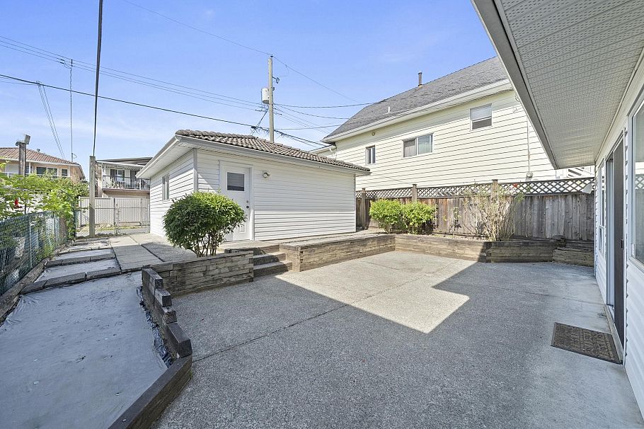 1855 E 53rd Avenue Vancouver, BC - 27