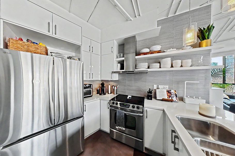 501 28 Powell Street Vancouver, BC - 2