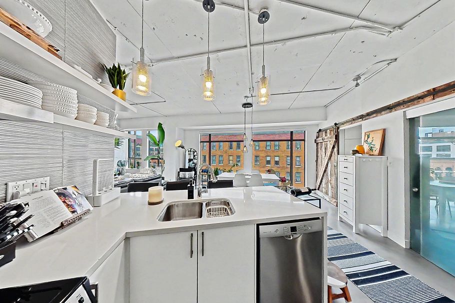 501 28 Powell Street Vancouver, BC - 3