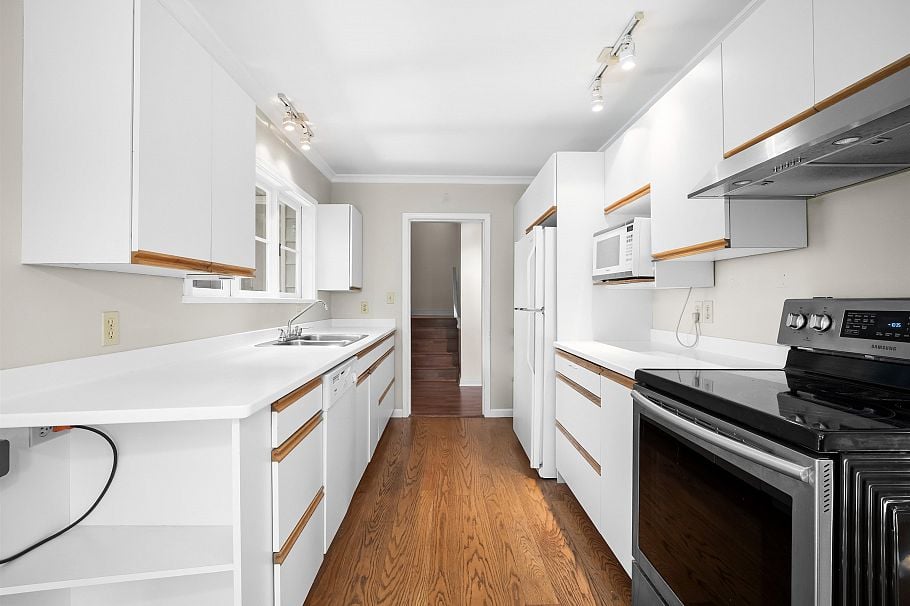 1116 W 20th Street North Vancouver, BC - 13