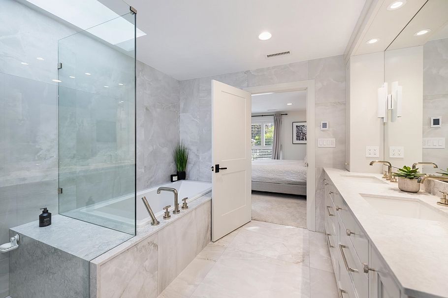 1018 W 19th Street North Vancouver, BC - 19