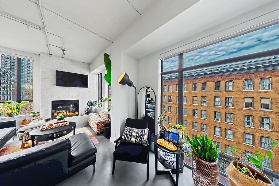 501 28 Powell Street Vancouver, BC - 1