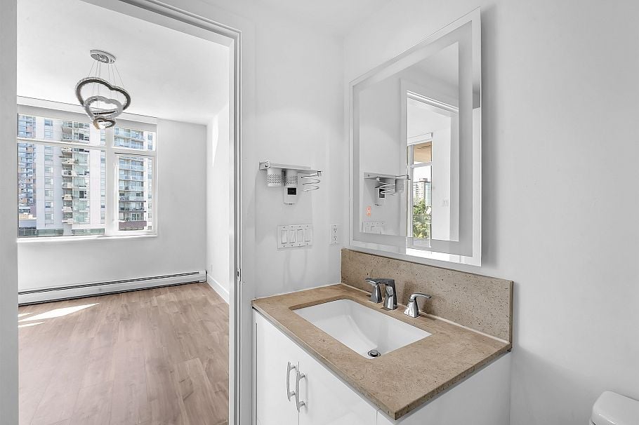 802 158 W 13th Street North Vancouver, BC - 29