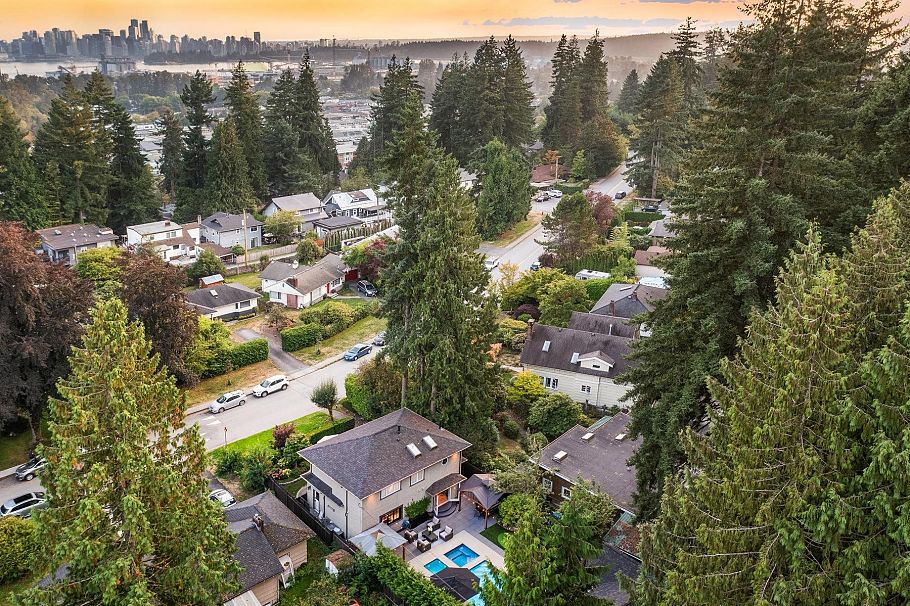 1018 W 19th Street North Vancouver, BC - 40