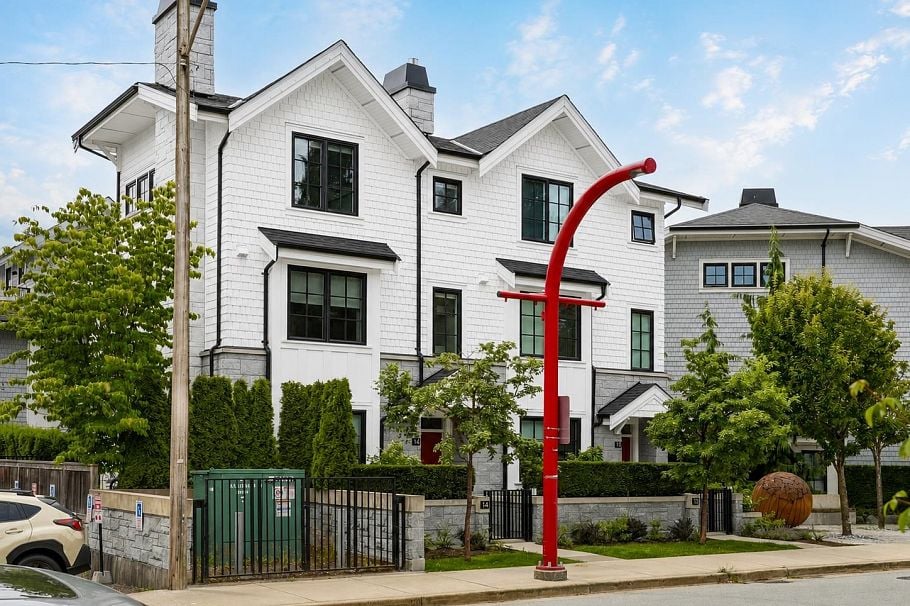 14 1133 Ridgewood Drive North Vancouver, BC - 2