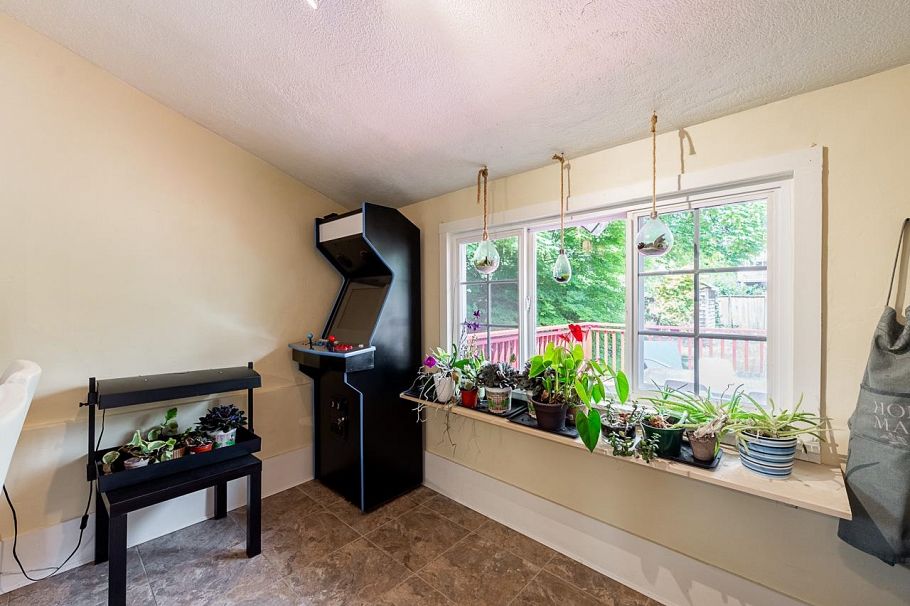 264 W Queens Road North Vancouver, BC - 11
