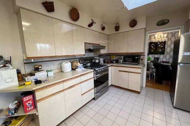 2435 E 38th Avenue Vancouver, BC - 5