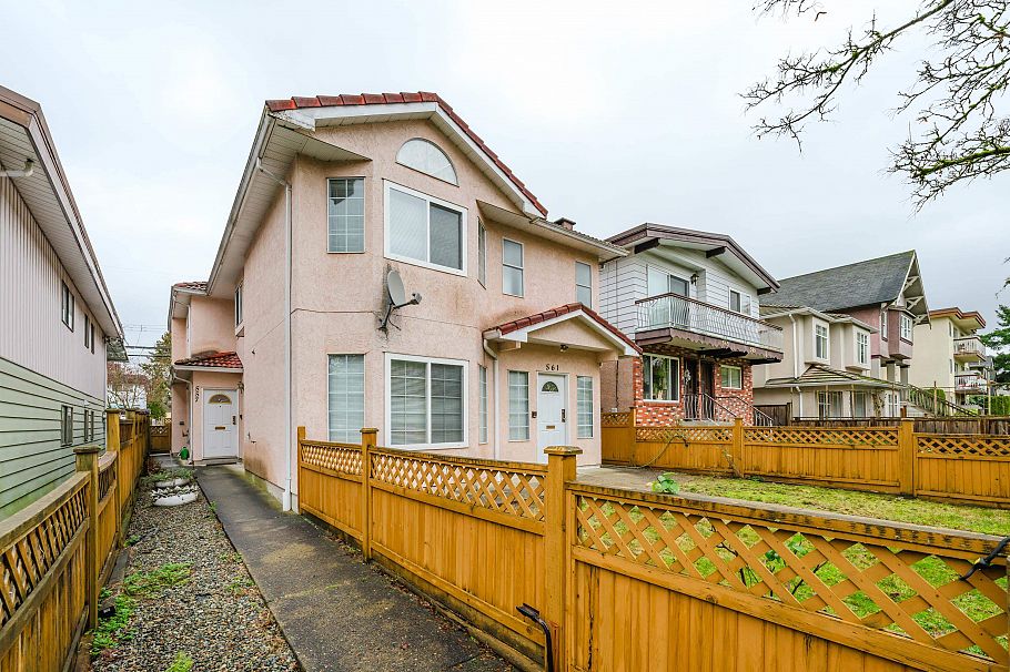 557 E 44th Avenue Vancouver, BC - 1