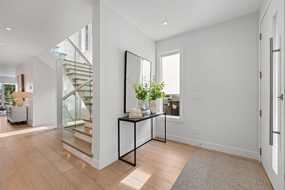 231 E 27 Street North Vancouver, BC - 5